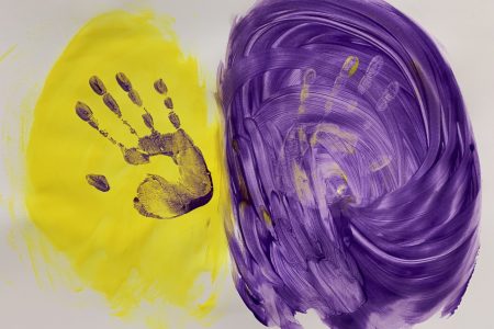arteterapia con impronte di mani nel colore