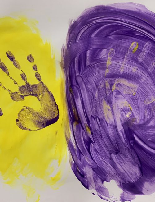 arteterapia con impronte di mani nel colore